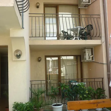 Pri Valyo Konukevi *